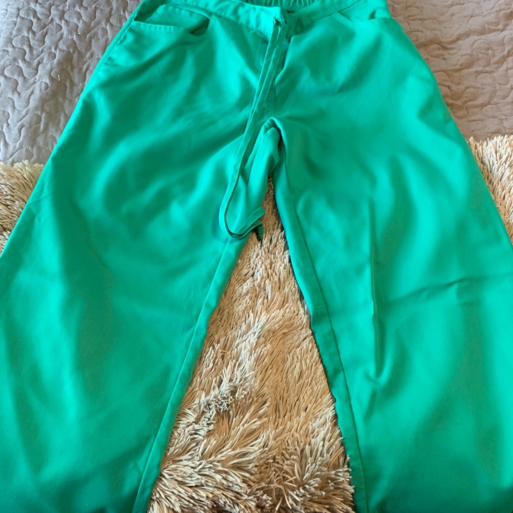 Scrub set - Picture 2 of 3